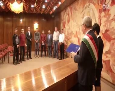 Nyolcan tettek �llampolg�rs�gi esk�t a v�rosh�z�n