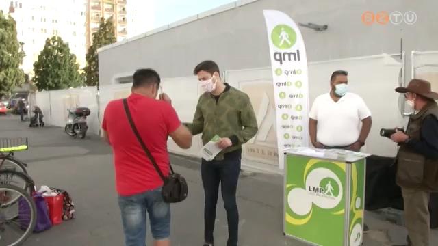 Aláírást gyűjtött az LMP - Magyarország zöld pártja a vásárcsarnoknál Aláírást gyűjtött az LMP - Magyarország zöld pártja a vásárcsarnoknál