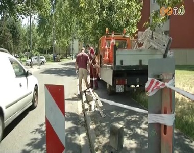 Szeg�lyk�veket cser�lnek a Kod�ly Zolt�n utca V�ci Mih�ly utca fel�li r�sz�n