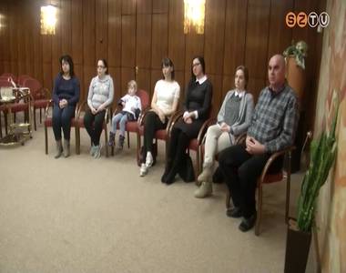 Heten tettek �llampolg�rs�gi esk�t a v�rosh�z�n