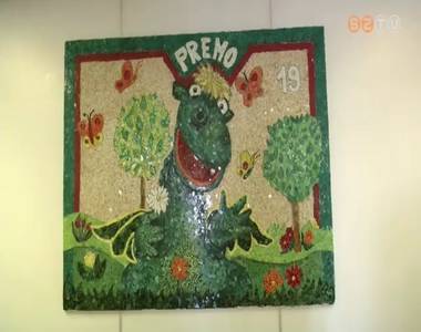 Újabb mesemozaikot ajándékozott a Premontrei Gimnázium a Markusovszky-kórháznak Újabb mesemozaikot ajándékozott a Premontrei Gimnázium a Markusovszky-kórháznak