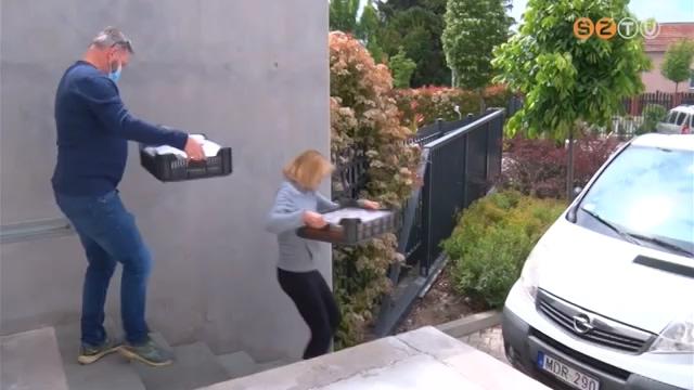 Ételt osztanak Ételt osztanak