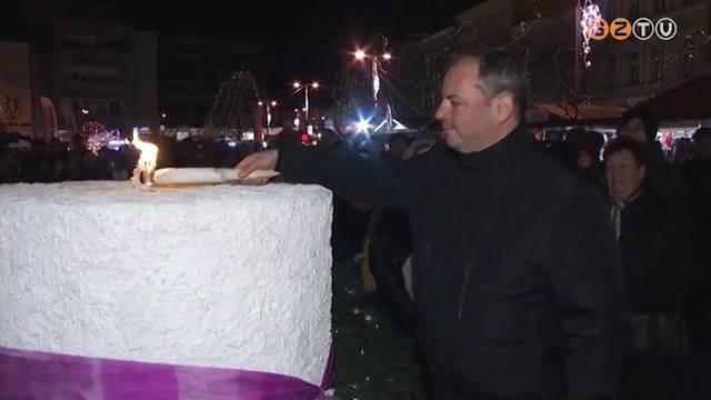 Horv�th Attila alpolg�rmester gy�jtotta meg az adventi koszor� harmadik gyerty�j�t