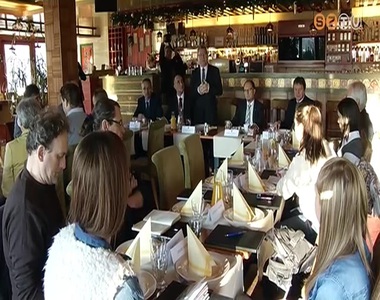 Reggelizni h�vt�k a sajt� munkat�rsait