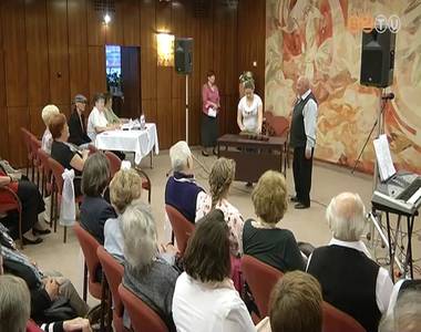 Region�lis dalostal�lkoz�t tartottak id�skor�aknak a v�rosh�z�n