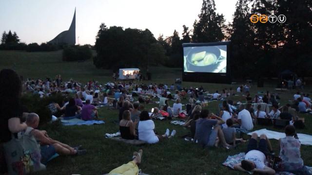 Emlékmű kertmozi Emlékmű kertmozi