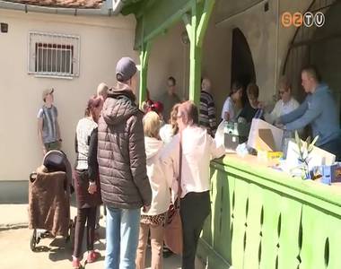 Roma családok kaptak élelmiszercsomagot Roma családok kaptak élelmiszercsomagot