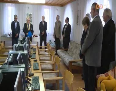 Sz�m�t�g�peket adom�nyzotak a k�szegi SOS Gyermekfalunak