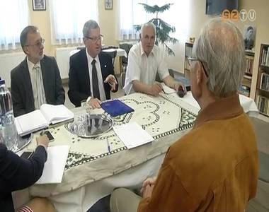 Fogad��r�ra v�rta a Pet�fi-telepen �l�ket �gh Ern� �s Pusk�s Tivadar