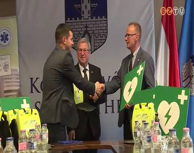 T�z f�lautomata defibrill�tort osztottak sz�t k�zint�zm�nyek �s v�llalatok k�z�tt