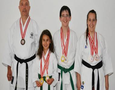 Z�poroznak a karate �rmek