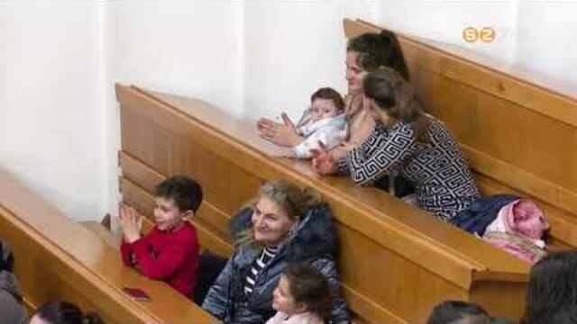 K�tsz�z r�szorul� csal�d kapott �nnepi �lelmiszercsomagot Derkovitson