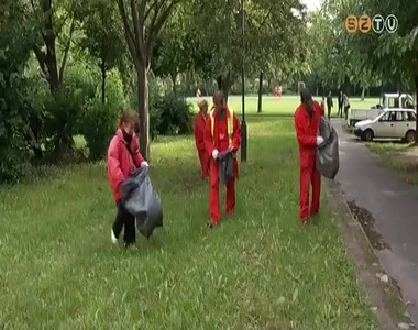 Közfoglalkoztatottak szedik a szemetet a város lakótelepein Közfoglalkoztatottak szedik a szemetet a város lakótelepein