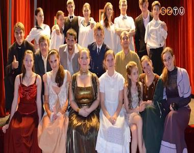 Amat�r di�ksz�npad ki�p�t�s�n munk�lkodik a Kanizsai Fiatalok K�z�ss�ge