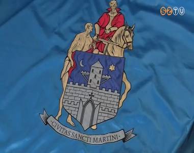 A Szent M�rton �nneps�gek kert�ben meg�ldott�k az �j polg�rmesteri z�szl�kat