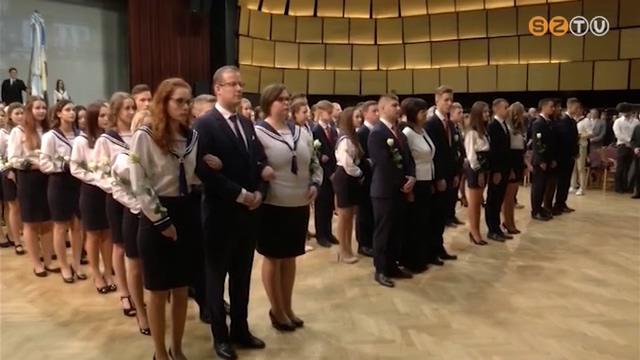 Szalagavatók - a végzősök nem bálozhatnak, a szalagkitűzéseket szűk körben szeretnék megtartani Szalagavatók - a végzősök nem bálozhatnak, a szalagkitűzéseket szűk körben szeretnék megtartani