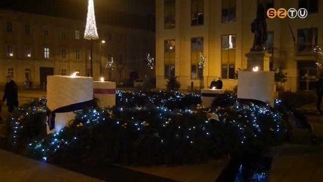 Fellobbant a negyedik láng is a város adventi koszorúján Fellobbant a negyedik láng is a város adventi koszorúján