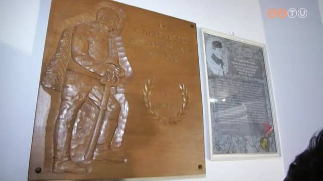 Emléktáblát avattak Czeglédy Béla zászlós tiszteletére a volt huszárlaktanyában