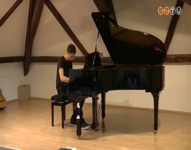 Zongorist�k versenyeztek a Creativ Art D�j�rt