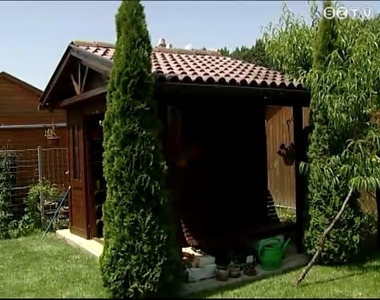 Ellen�rzik a kerti mell�k�p�leteket, t�rol�kat