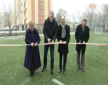 Műfüves pályával gazdagodott a Bercsényi Miklós Általános iskola Műfüves pályával gazdagodott a Bercsényi Miklós Általános iskola