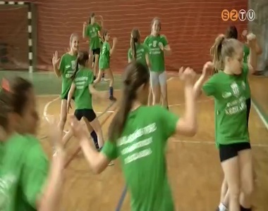 Taroltak a szombathelyi k�zis l�nyok Pr�g�ban