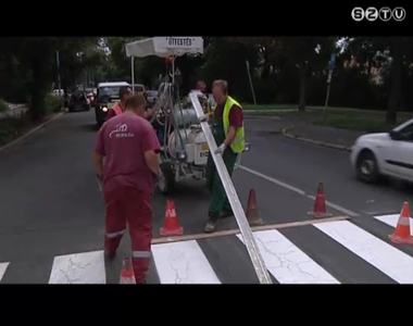 �tburkolati jeleket festenek a napokban a v�ros t�bb pontj�n