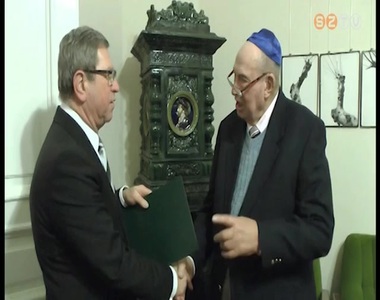 A 90 �ves Hamburger L�szl�t a zsid� fesztiv�l keret�ben k�sz�nt�tte fel a polg�rmester