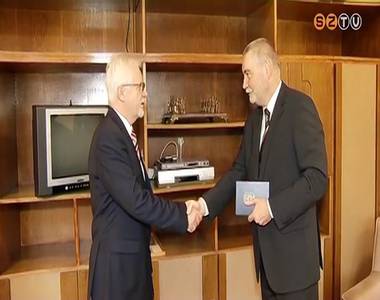 Kit�ntet�s a m�diak�zpont igazgat�j�nak