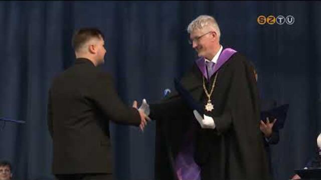 Az ELTE Savaria Egyetemi Kzpont 300 vgzett hallgatja vette t a diplomjt szombaton