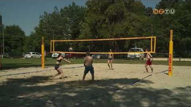 K�t napon kereszt�l sz�llt a labda a term�lf�rd� strandr�plabda p�ly�in