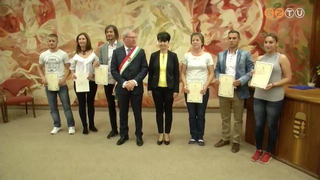 Hatan tettek �llampolg�rs�gi esk�t Szombathelyen