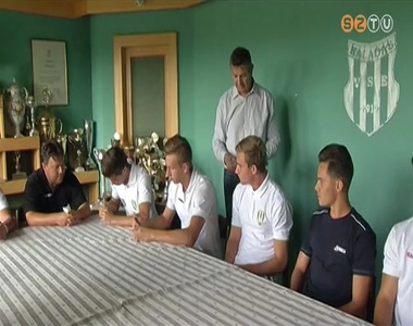 Hat  saj�tnevel�s� j�t�kossal k�t�tt szerz�d�st a Szombathelyi Halad�s