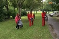 Közfoglalkoztatottak szedik a szemetet a város lakótelepein Közfoglalkoztatottak szedik a szemetet a város lakótelepein