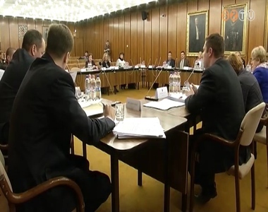 A jogi bizotts�g is �l�sezett