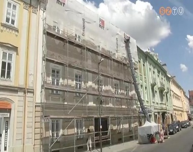 Fel�j�tj�k a szombathelyi f�pl�b�nia tet�szerkezet�t