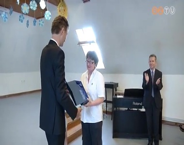 B�rdos Alice d�jat kapott a  Bolyai-iskola pedag�gusa, Pilnay S�ndorn�