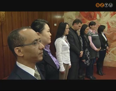 Nyolc új magyar állampolgár vehette át honosítási papírjait a Városházán Nyolc új magyar állampolgár vehette át honosítási papírjait a Városházán