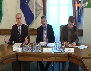 �sszer� f�ldm�vel�s