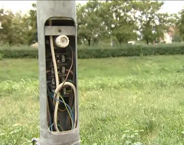 Balesetveszélyes villanyoszlopok Balesetveszélyes villanyoszlopok