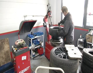 Sokan m�g csak most v�ltanak t�li gumira