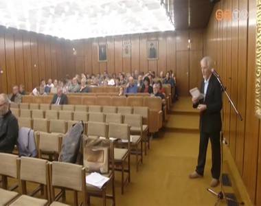 K�zmeghallgat�s a v�rosh�z�n