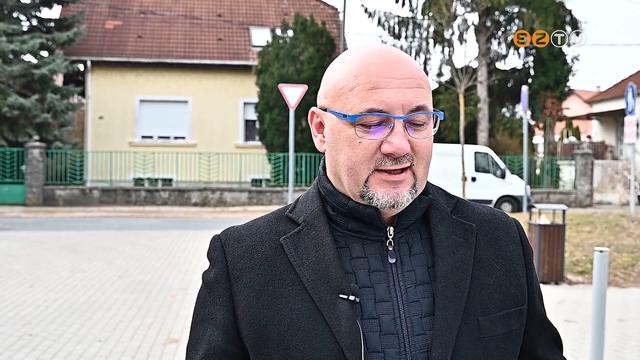 Szuhai Viktor tanácsnok is kiállt Hende Csaba háza elé Szuhai Viktor tanácsnok is kiállt Hende Csaba háza elé