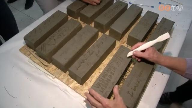 A szombathelyiek is megjelölhették a megújuló Éva-malom homlokzatára kerülő téglákat A szombathelyiek is megjelölhették a megújuló Éva-malom homlokzatára kerülő téglákat