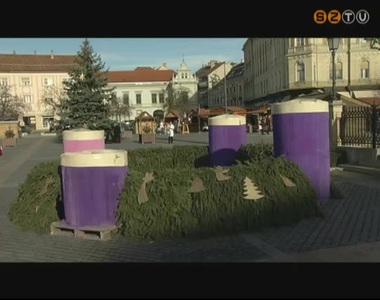 Felállították az adventi gyertyákat a Fő téren Felállították az adventi gyertyákat a Fő téren