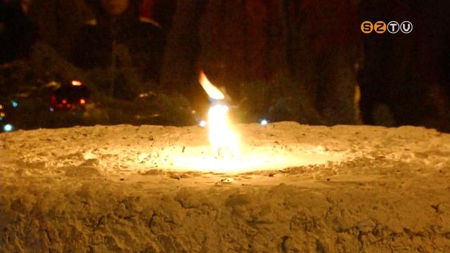 Az utolsó gyertya lángja is fellobbant a Berzsenyi téren lévő óriás adventi koszorún Az utolsó gyertya lángja is fellobbant a Berzsenyi téren lévő óriás adventi koszorún