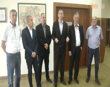 A k�zgy�l�s elhalaszt�sa miatt tiltakozott a baloldali frakci�