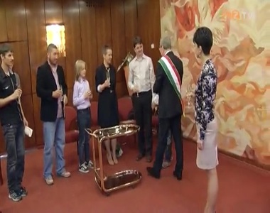 Kilencen tettek �llampolg�rs�gi esk�t a v�rosh�z�n kedden