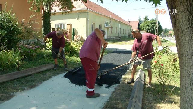 Megújul a járda a Szent István király utcában Megújul a járda a Szent István király utcában