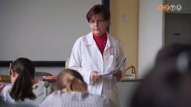 R�tz Tan�r �r �letm�d�jjal t�ntett�k ki a Paragv�ri iskola k�mia tan�r�t